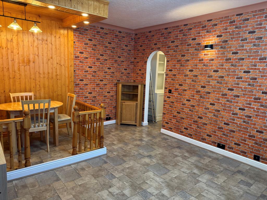 Lot: 130 - TOWN CENTRE GROUND FLOOR TWO-BEDROOM FLAT FOR INVESTMENT OR OCCUPATION - The Living/Dining Room